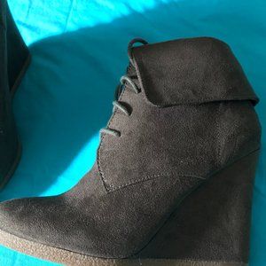 NWT Olive Booties Size 7